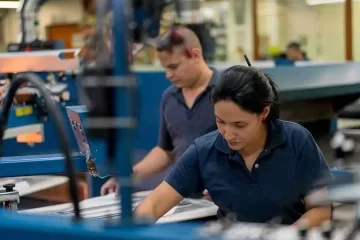 Las mujeres alcanzaron una tasa de actividad histórica en 2022