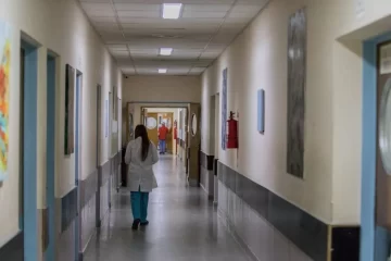 Le negaron atención en una sala de salud y dio a luz en la calle