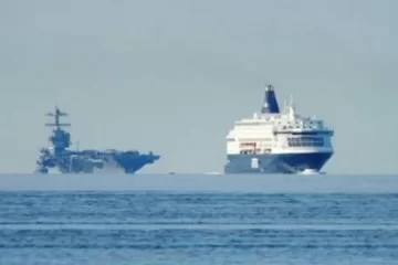 El buque de guerra más grande del mundo arribó en Noruega y aumentó la tensión en Rusia