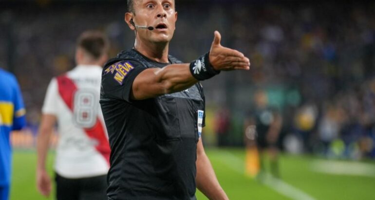 Darío Herrera suspendido tras su pésimo arbitraje en el Superclásico Darío Herrera suspendido tras su pésimo arbitraje en el Superclásico