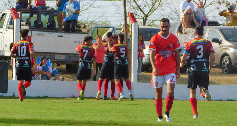 Deportivo fue contundente y goleó 3 a 0 a Independiente San José Deportivo fue contundente y goleó 3 a 0 a Independiente San José