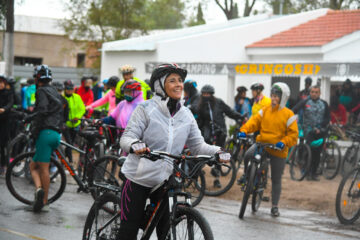 Bajo la lluvia, más de 180 ciclistas recorrieron Carhué y Epecuén