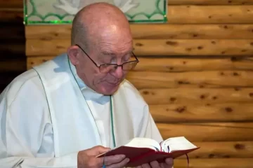 Conmoción en Esquel: aseguran que el cuerpo de un cura “se iluminó” al momento de morir