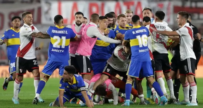 Leves sanciones para River y Boca tras el escándalo en el Superclásico Leves sanciones para River y Boca tras el escándalo en el Superclásico