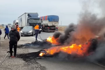 Protesta de la UOCRA en la ruta 33: «Vamos a seguir acá hasta que la gente cobre» Protesta de la UOCRA en la ruta 33: «Vamos a seguir acá hasta que la gente cobre»
