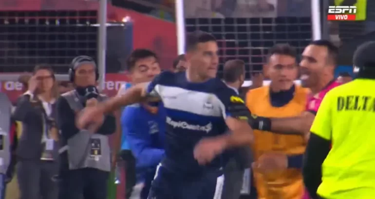 Video: Escandaloso final entre Gimnasia y Universitario de Perú Video: Escandaloso final entre Gimnasia y Universitario de Perú