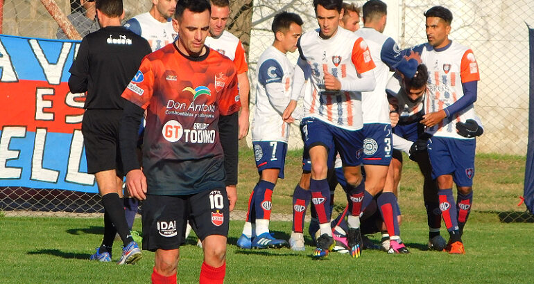 Deportivo Rivera no pudo con Peñarol y quedó eliminado Deportivo Rivera no pudo con Peñarol y quedó eliminado
