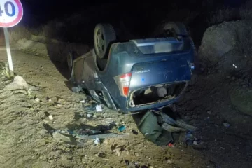Volcaron en la Ruta 33 y debieron ser hospitalizados Volcaron en la Ruta 33 y debieron ser hospitalizados