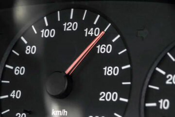 Buscan limitar de fábrica la velocidad máxima de los automóviles a 150 km/h