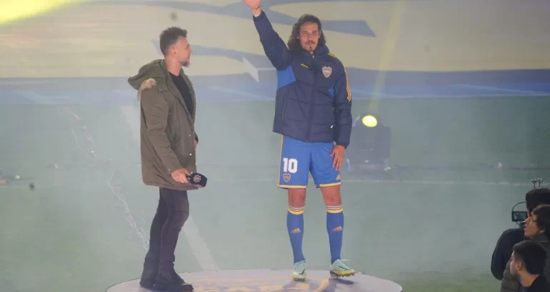 Boca presentó a Edinson Cavani en una Bombonera que lo recibió con fiesta Boca presentó a Edinson Cavani en una Bombonera que lo recibió con fiesta