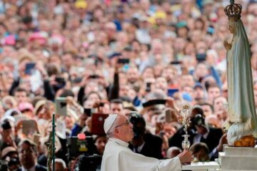 Francisco visita el santuario de Fátima y lo recibió una multitud de fieles