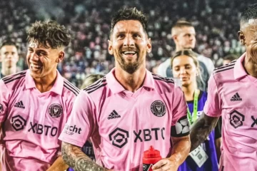 Con dos goles de Messi, Inter ganó el clásico y pasó de ronda