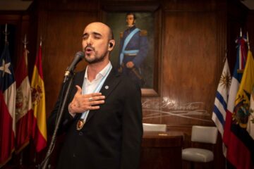 Abel Pintos recibió las Palmas Sanmartinianas y cantó el «Himno a San Martín»