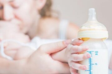 Cada día nacen más de 40 bebés con alergia a la proteína de la leche de vaca en Argentina