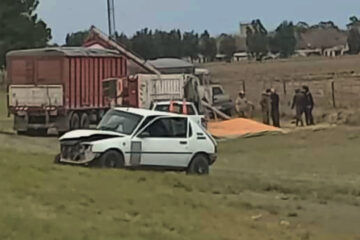 Acceso a Carhué: Chocó al acoplado de un camión que terminó volcando Acceso a Carhué: Chocó al acoplado de un camión que terminó volcando