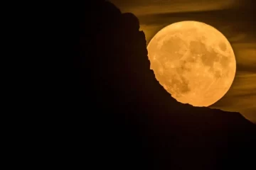 La superluna de Esturión ilumina el cielo esta noche