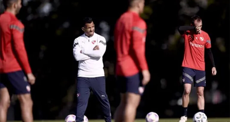 Con el debut de Tevez como DT, Independiente va por su primera victoria ante Vélez Con el debut de Tevez como DT, Independiente va por su primera victoria ante Vélez
