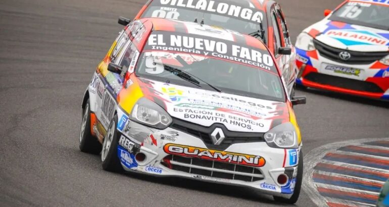 Felipe Rey se baja del Turismo Pista Felipe Rey se baja del Turismo Pista