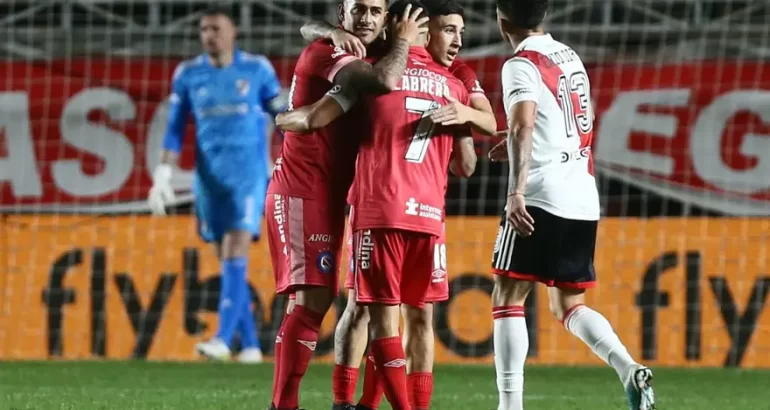 Gran triunfo de Argentinos sobre River por la Copa de la Liga Gran triunfo de Argentinos sobre River por la Copa de la Liga