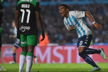 Racing goleó a Atlético Nacional y se metió en cuartos de la Libertadores Racing goleó a Atlético Nacional y se metió en cuartos de la Libertadores
