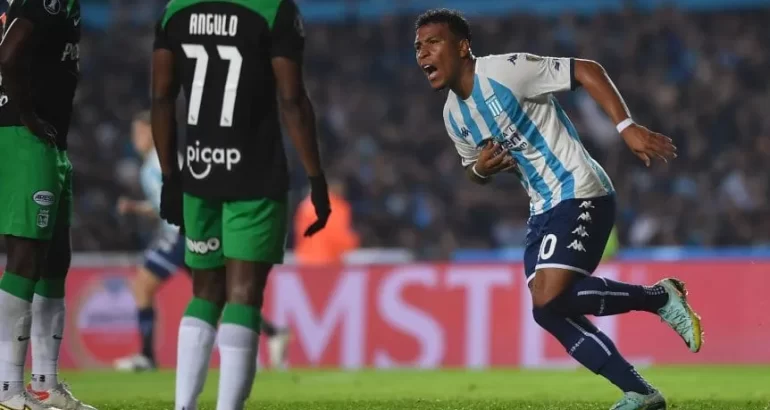 Racing goleó a Atlético Nacional y se metió en cuartos de la Libertadores Racing goleó a Atlético Nacional y se metió en cuartos de la Libertadores