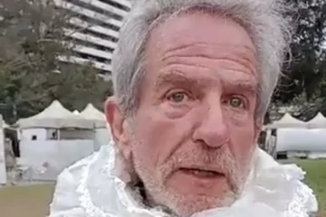 Pablo Alarcón hace teatro a la gorra en una plaza: «Necesito guita para vivir»