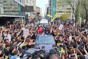 Acompañado por una gran cantidad de gente, la caravana de Milei pasó por Bahía