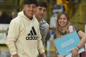 Bahía Blanca: Más de 600 estudiantes recibieron sus computadoras del plan Conectar Igualdad bonaerense