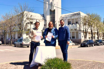Andres firmó el contrato para Restaurar el Palacio Municipal