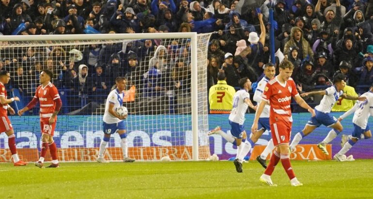 Vélez sometió a River y le ganó 2 a 0 Vélez sometió a River y le ganó 2 a 0