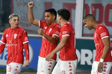 Huracán y Talleres juegan un duelo entre dos que buscan pelearle el campeonato a Vélez