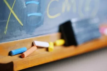 Provincia convocó a docentes y estatales para rediscutir salarios