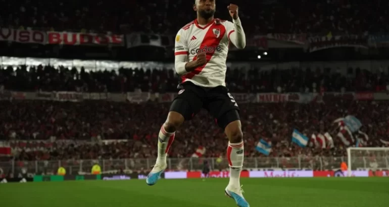 River venció a Arsenal en el Monumental River venció a Arsenal en el Monumental