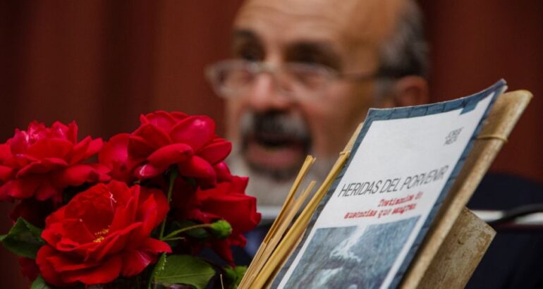 El escritor Jorge Meza presenta el libro «Heridas del Porvenir» en Carhué El escritor Jorge Meza presenta el libro «Heridas del Porvenir» en Carhué