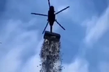 Un influencer checo arrojó un millón de dólares desde un helicóptero para sus fans
