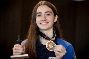 Candela regresó a la Argentina con su medalla de campeona mundial de ajedrez