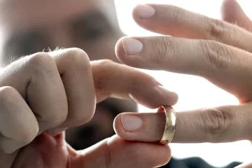 Demandó al amante de su esposa por daños y perjuicios