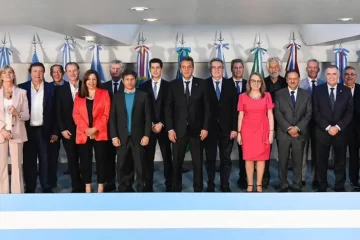 Massa muestra unidad en una foto con 19 gobernadores de cara al balojate