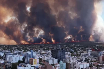 Incendios en Carlos Paz: el fuego llegó a las casas y hay personas evacuadas Incendios en Carlos Paz: el fuego llegó a las casas y hay personas evacuadas
