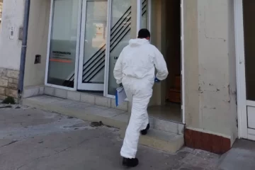 Femicidio en Pigüé: una mujer apareció muerta en un departamento y buscan a su expareja