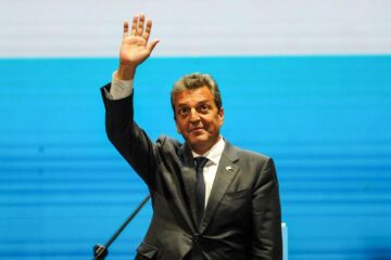 Massa declaró «legítimos herederos» a hijos y convivientes de excombatientes de Malvinas
