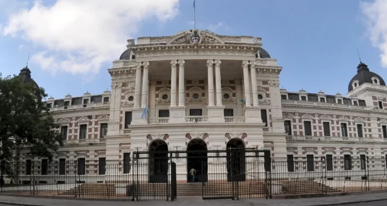 La Provincia vuelve a convocar a docentes y estatales para retomar la paritaria La Provincia vuelve a convocar a docentes y estatales para retomar la paritaria