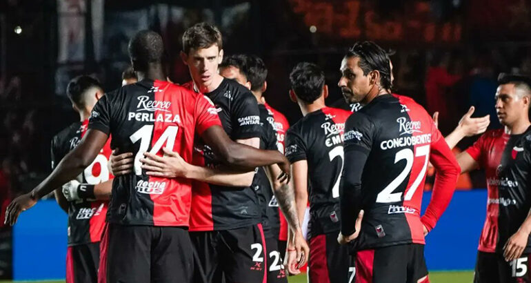 Con cuatro cotejos sigue la fecha: Colón juega un partido clave por el descenso Con cuatro cotejos sigue la fecha: Colón juega un partido clave por el descenso