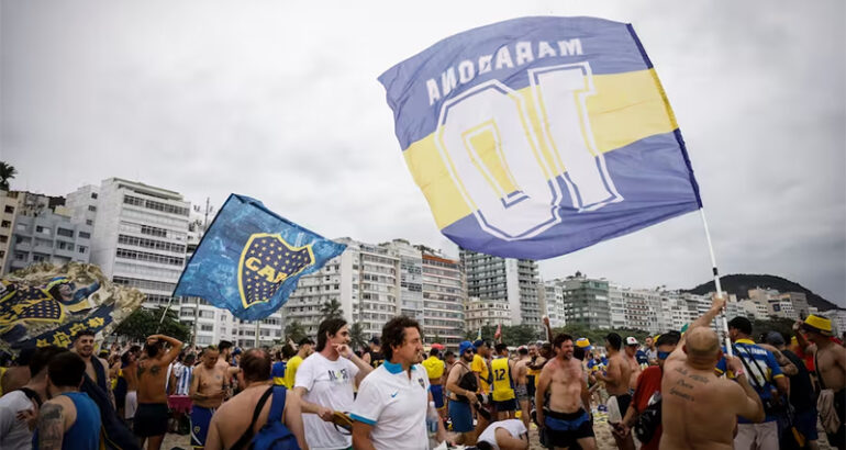 Tras los incidentes, Boca copa Río con un banderazo en Copacabana Tras los incidentes, Boca copa Río con un banderazo en Copacabana