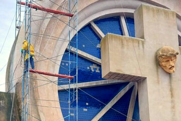 Comenzó la restauración del portal del Cementerio de Saldungaray, obra de Salamone