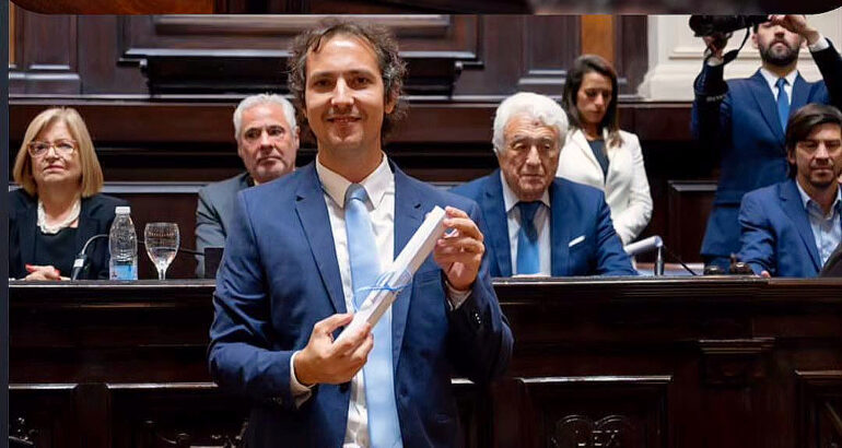 Andres recibió su diploma de intendente electo y asume el lunes Andres recibió su diploma de intendente electo y asume el lunes