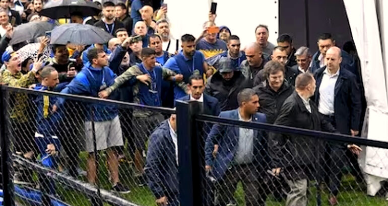 El Presidente Milei se fue silbado e insultado por hinchas de Boca cuando fue a votar El Presidente Milei se fue silbado e insultado por hinchas de Boca cuando fue a votar