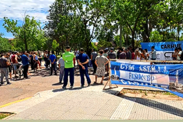 Municipales de Adolfo Alsina se movilizaron frente al Palacio Municipal