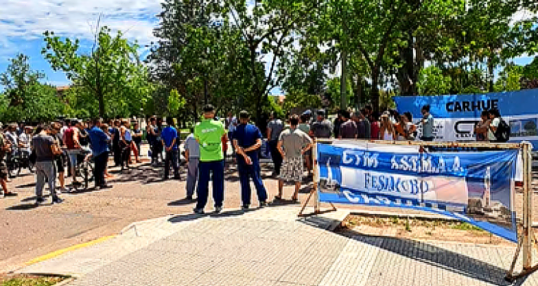 Municipales de Adolfo Alsina se movilizaron frente al Palacio Municipal