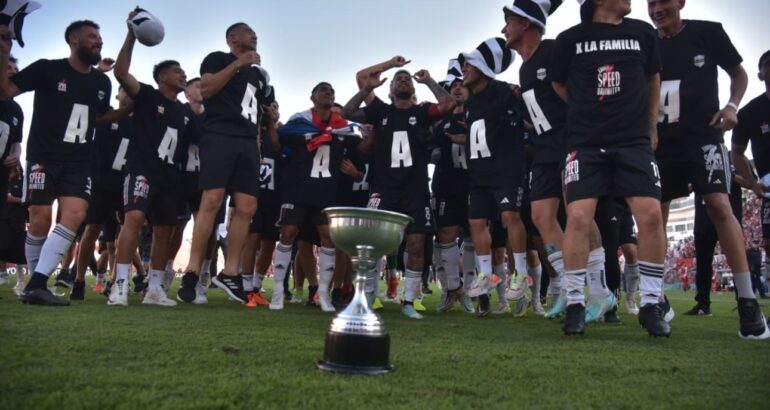 Riestra le ganó a Deportivo Maipú y ascendió a Primera División Riestra le ganó a Deportivo Maipú y ascendió a Primera División